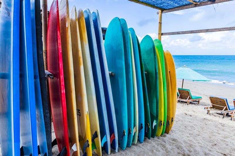 surfboards of different color and size